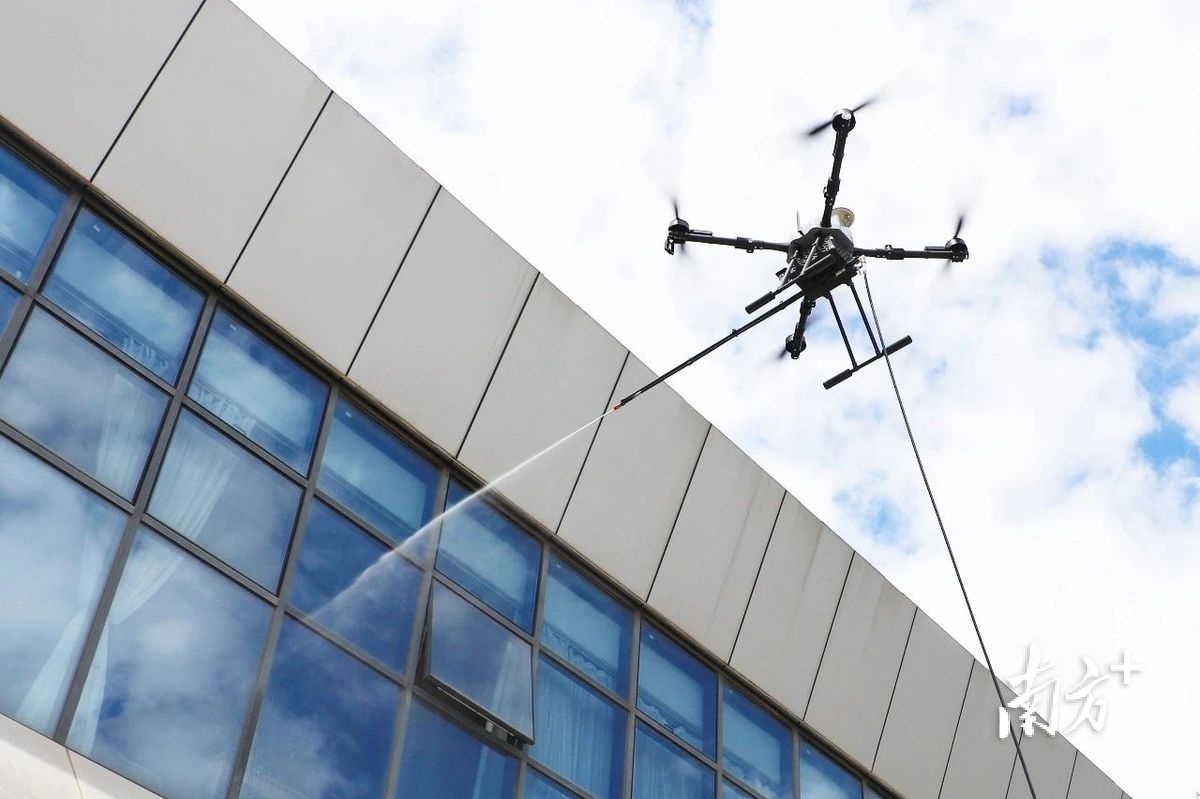 一架搭載專業清洗設備的無人機穩穩升空