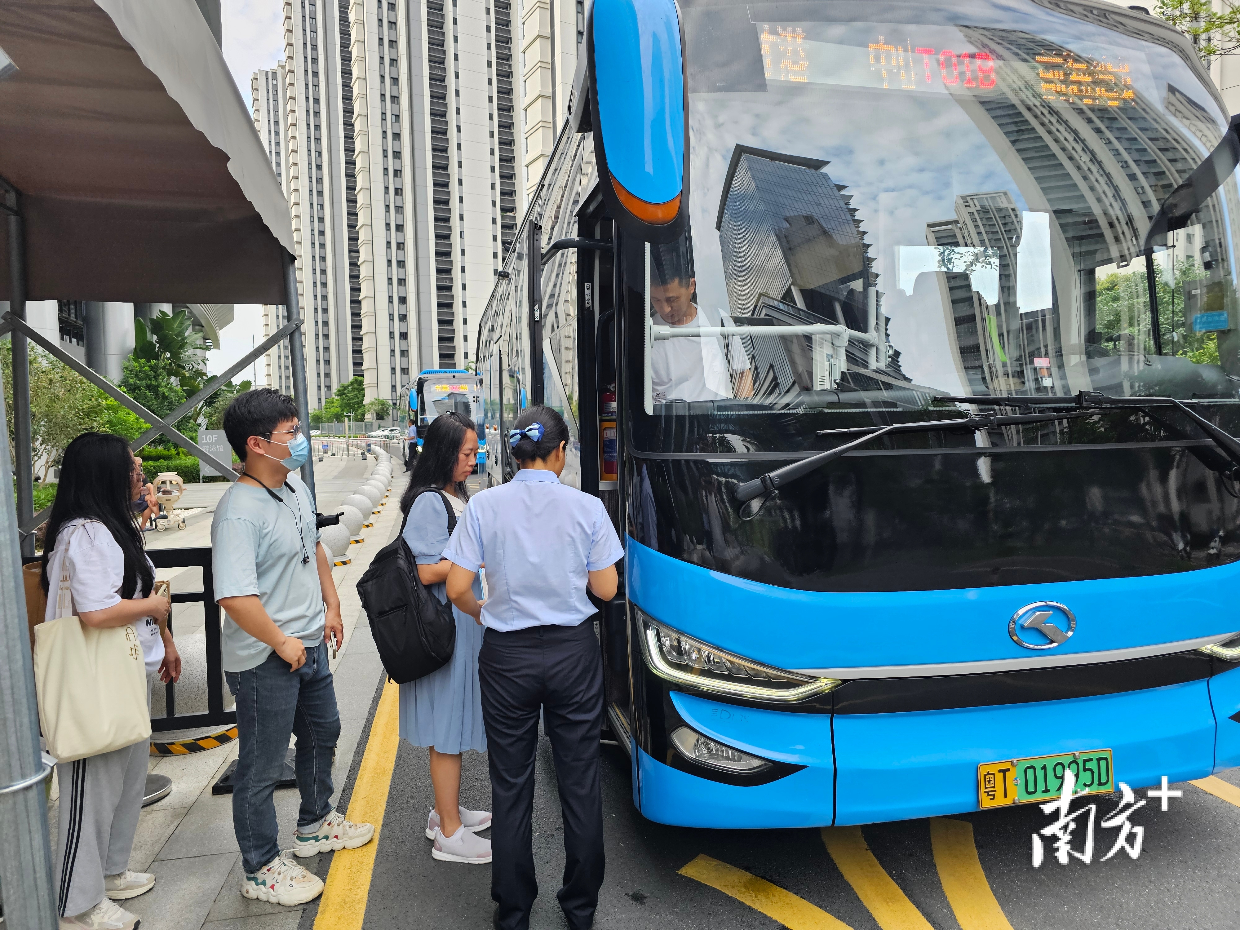  乘客在深中跨市公交中山國際人才港站乘坐班車前往深圳。圖源：南方＋