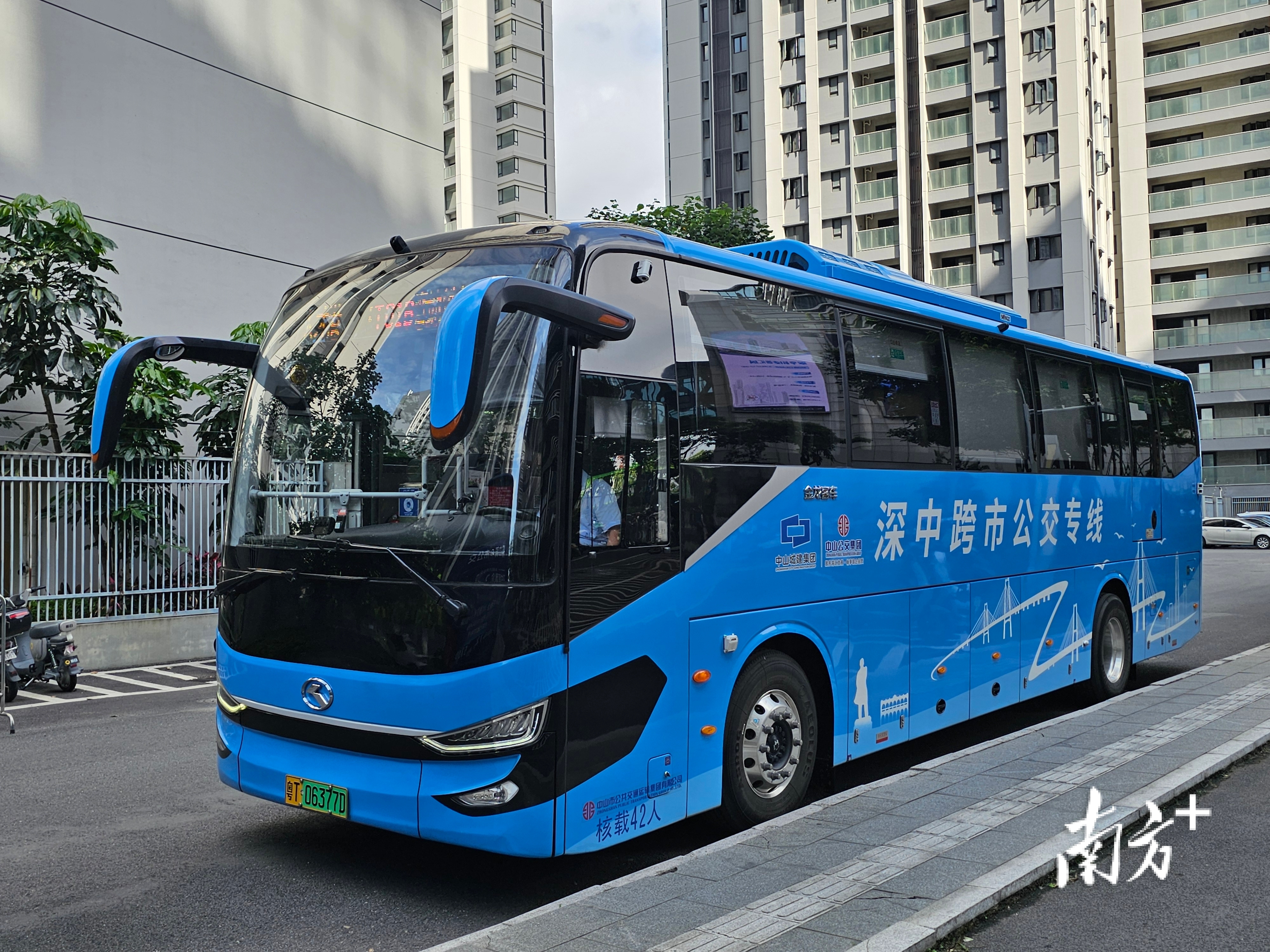  深中跨市公交班車從中山國際人才港站開出。圖源：南方＋
