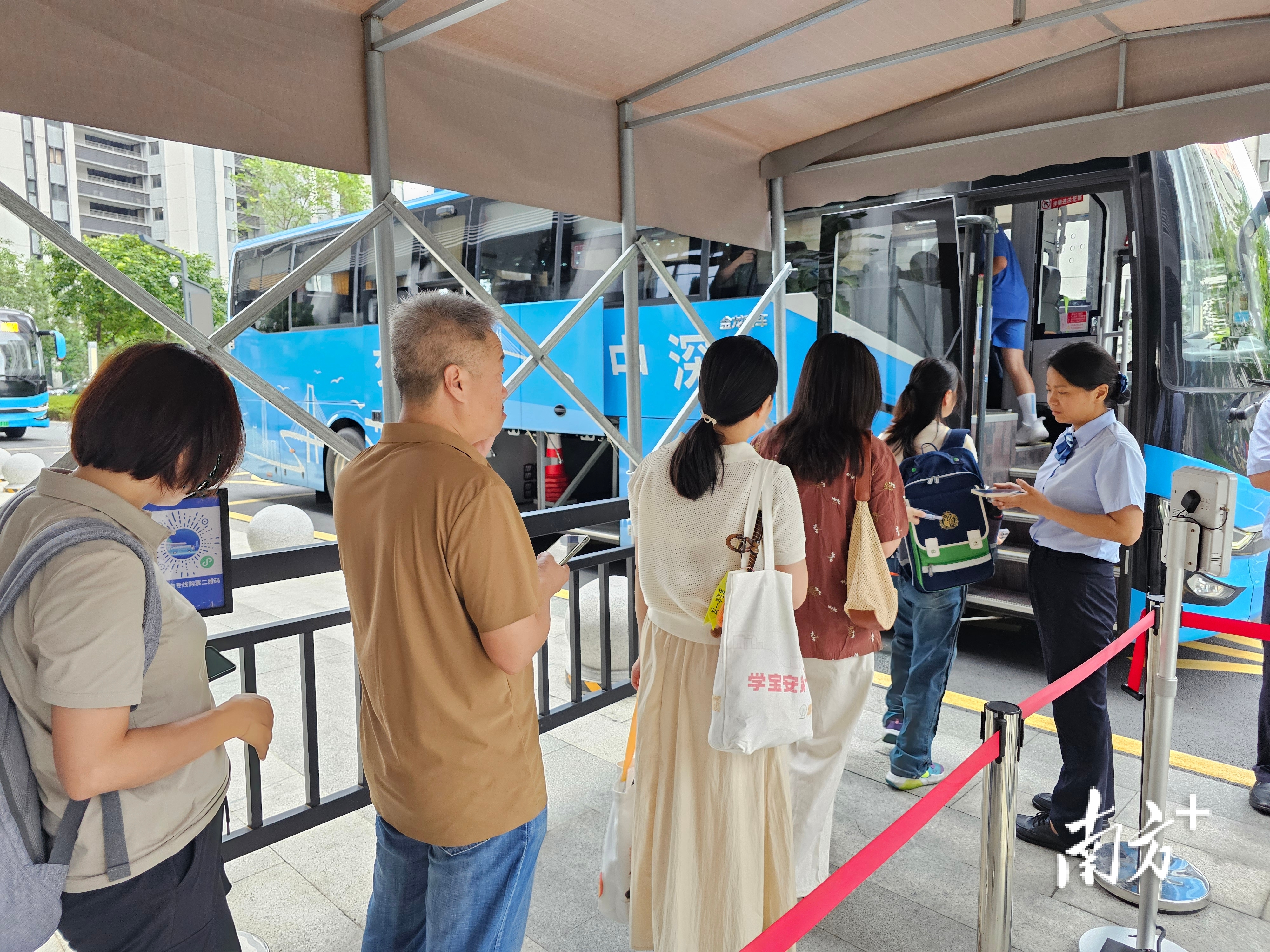  乘客在深中跨市公交中山國際人才港站乘坐班車前往深圳。圖源：南方＋
