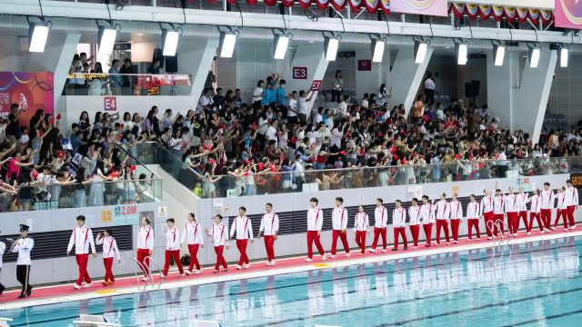 2024年8月，由內(nèi)地奧運(yùn)健兒訪港代表團(tuán)參加的“奧運(yùn)健兒展風(fēng)采”——跳水及游泳示范表演在香港維多利亞公園游泳池舉行。新華社發(fā)