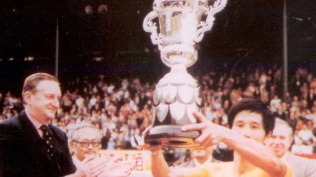 1979年，廣東隊(duì)隊(duì)長(zhǎng)何佳在香港捧起首屆省港杯冠軍獎(jiǎng)杯。圖源網(wǎng)絡(luò)
