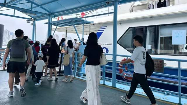 旅客排隊上船。