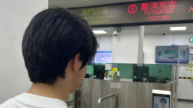 離澳旅客使用“無感通行”功能入閘。