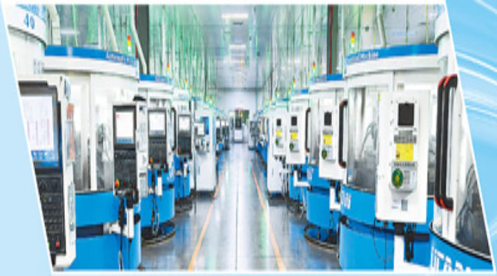 鼎泰高科生產車間內，全自動微鉆加工機開足馬力。