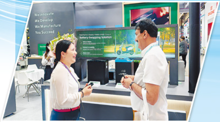 博力威公司工作人員在廣交會與外國客戶洽談。