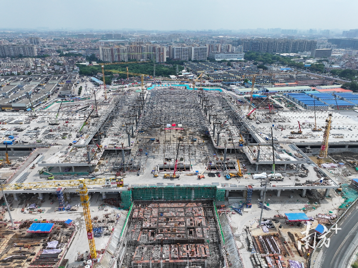 廣湛高鐵佛山站主站房鋼結構提升完成