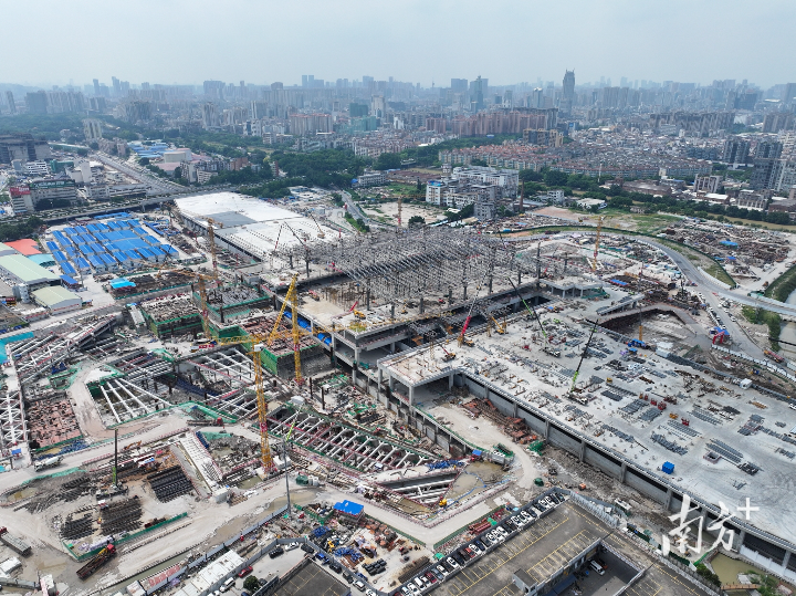 廣湛高鐵佛山站主站房鋼結構提升完成