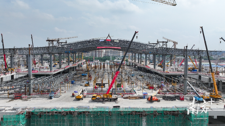 廣湛高鐵佛山站主站房鋼結構提升完成