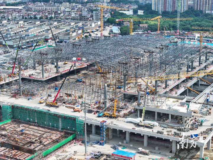 廣湛高鐵佛山站主站房鋼結構提升完成