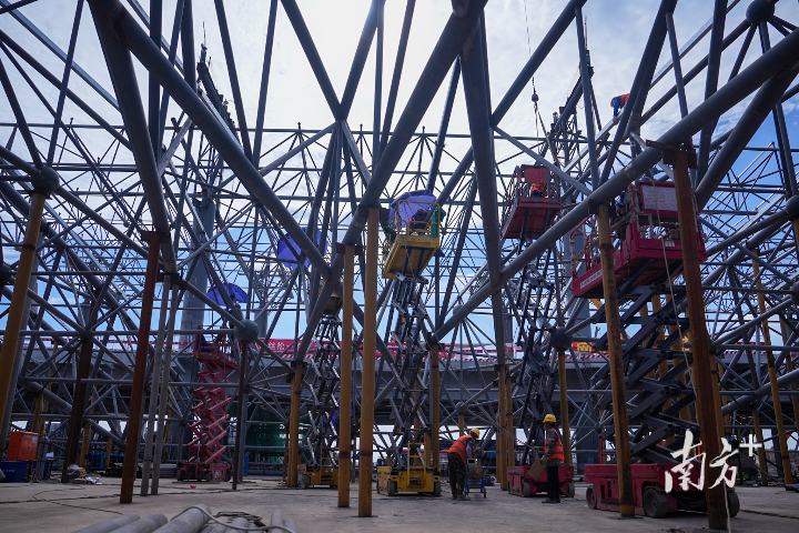 廣湛高鐵佛山站主站房鋼結構提升完成