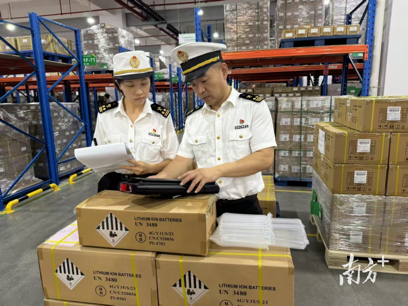 黃埔海關(guān)工作人員正在進(jìn)行檢查