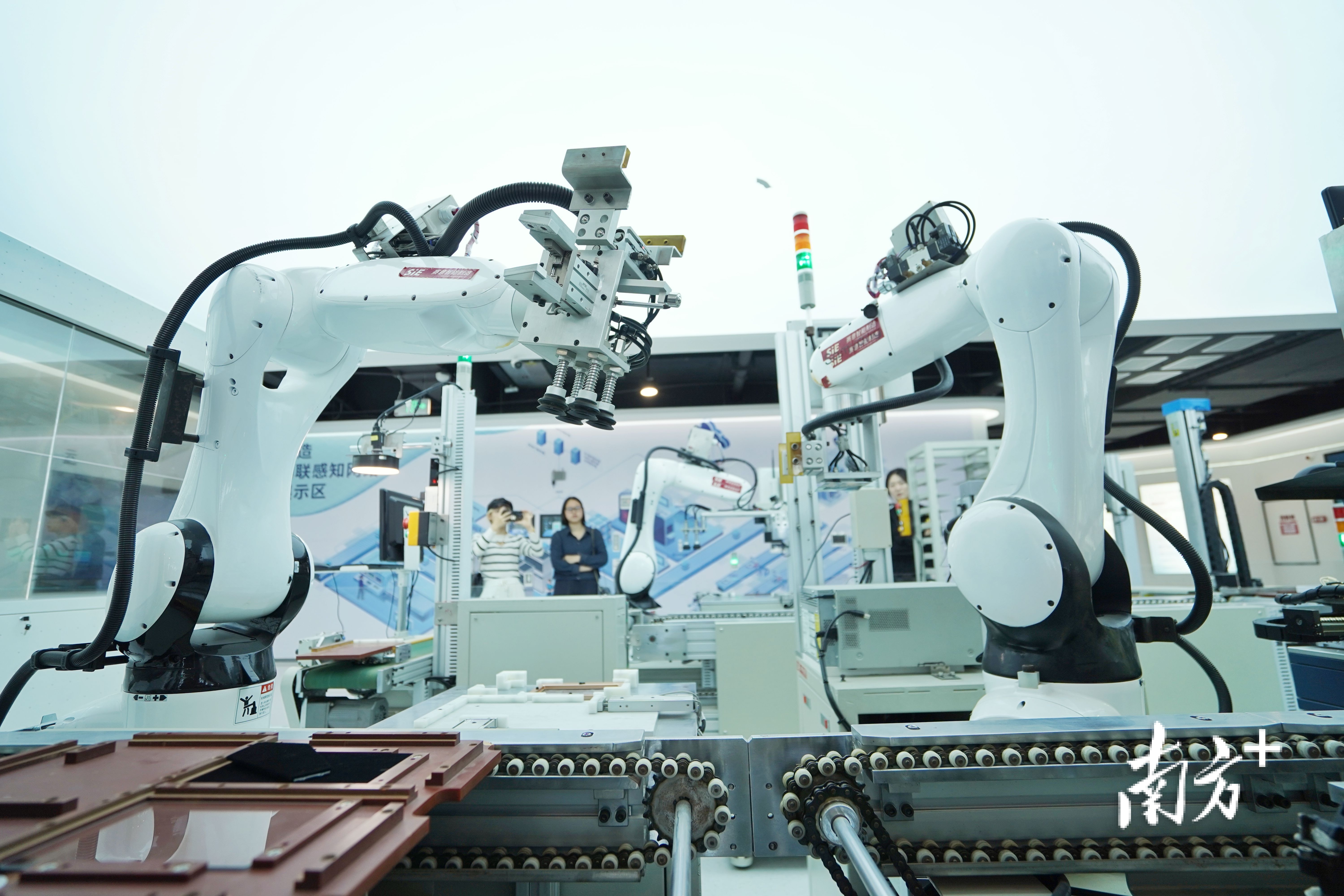 賽意信息AI賦能示范產線。