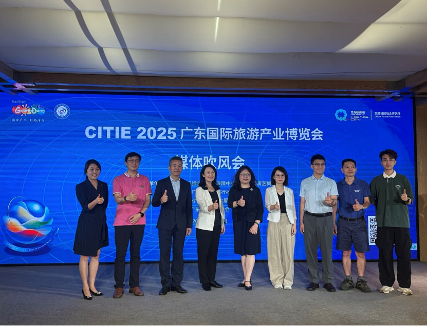 合作區(qū)經(jīng)濟(jì)發(fā)展局副局長謝英俊與旅博會主辦方、參展企業(yè)代表合影。