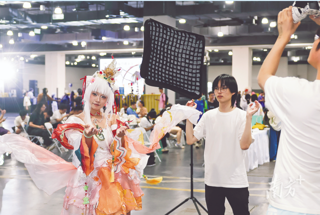 2025年中國國際動漫游戲博覽會，扮裝者在攝影區拍攝。新華社發