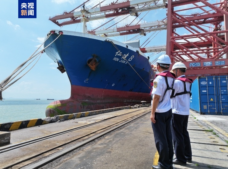 “仁建8”輪緩緩駛離廣州港南沙港區