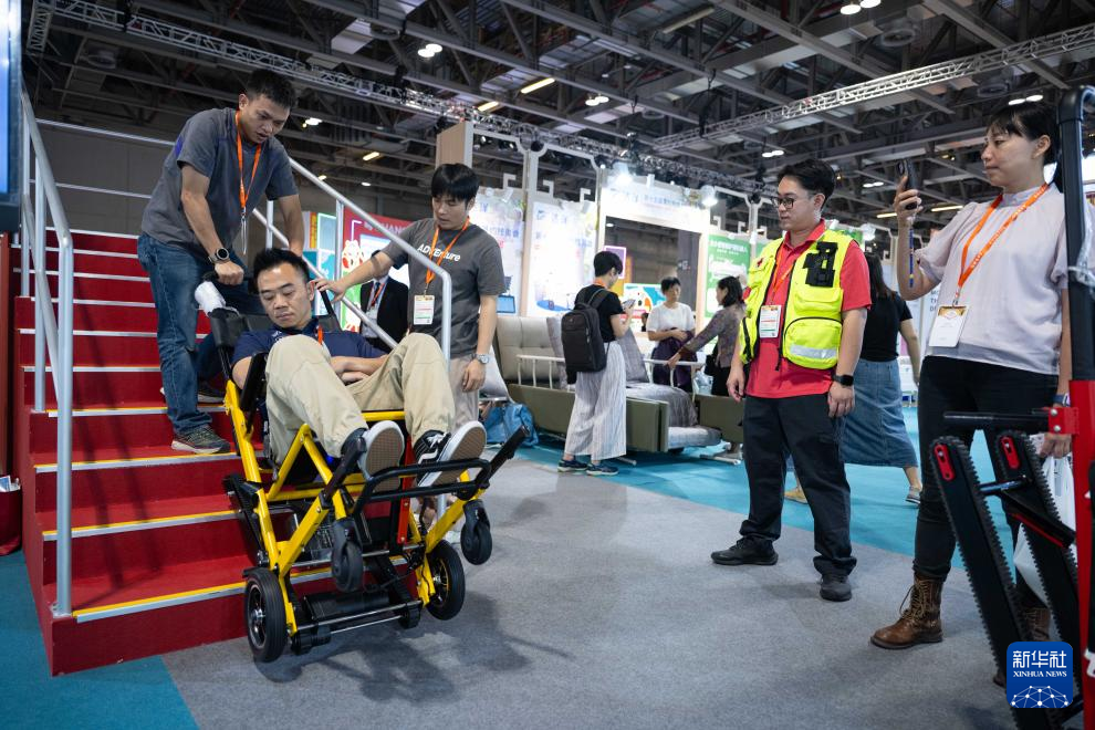 7月24日，市民在2025粵澳名優商品展上參觀體驗。新華社發（張金加攝）