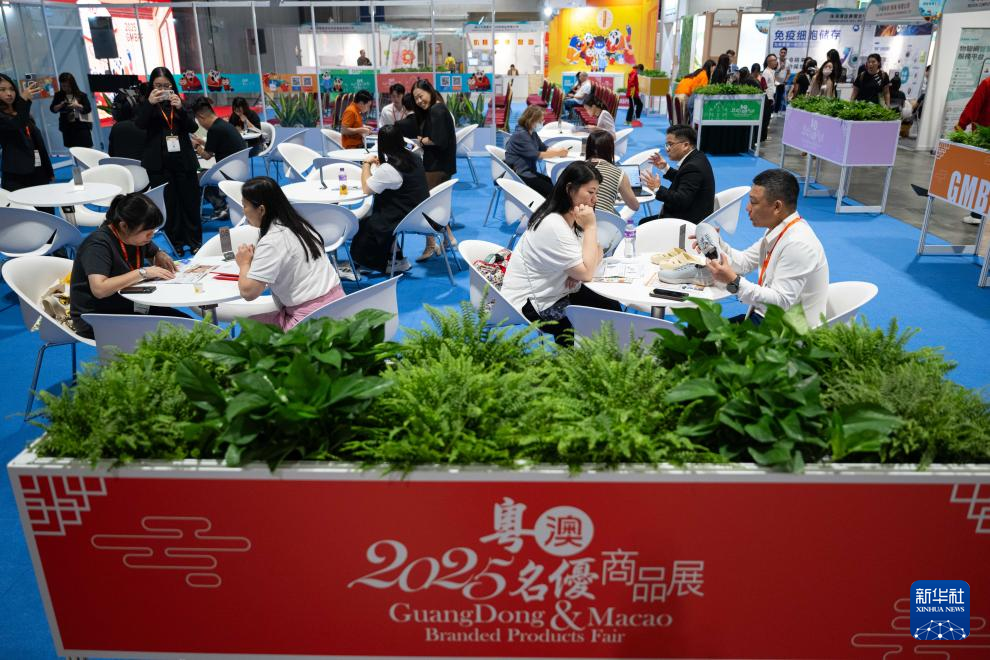 7月24日，與會者在2025粵澳名優商品展產品推介區及商業配對區上洽談。新華社發（張金加攝）