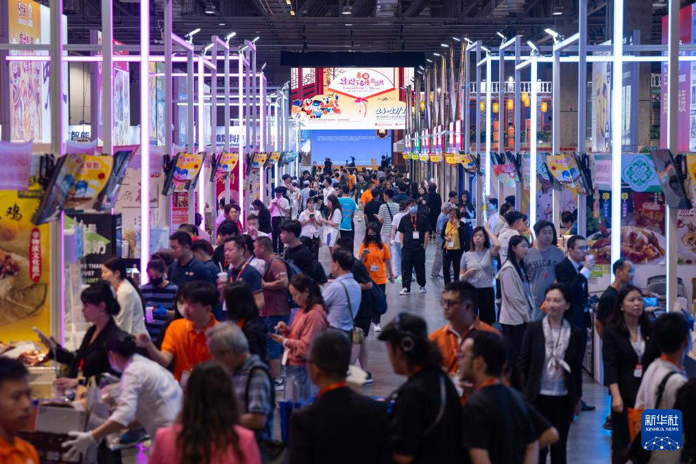 7月24日，市民在2025粵澳名優商品展上參觀。新華社發（張金加攝）