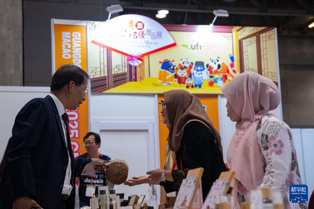 7月24日，市民在2025粵澳名優商品展上參觀。新華社發（張金加攝）