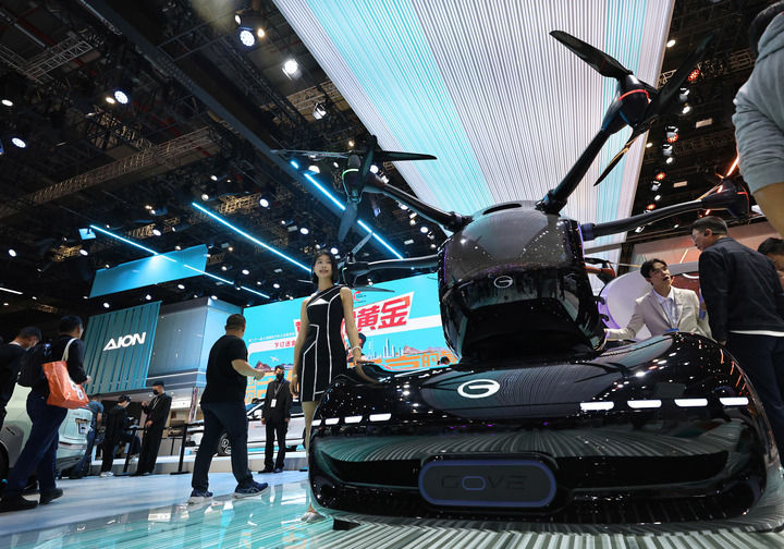 這是在第二十一屆上海國際汽車工業展覽會上拍攝的廣汽傳祺品牌展出的一款飛行汽車（2025年4月25日攝）。新華社記者 方喆 攝