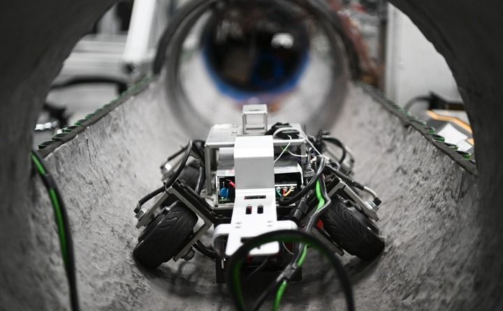 這是在深圳的廣東省具身智能機器人創新中心拍攝的管道檢測機器人（2025年6月25日攝）。新華社記者 鄧華 攝