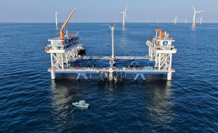 這是在廣東汕尾拍攝的中廣核“伏羲一號(hào)”風(fēng)漁融合網(wǎng)箱平臺(tái)（2024年9月2日攝，無人機(jī)照片）。新華社記者 鄧華 攝