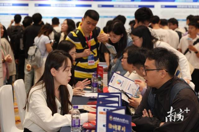 招聘現場，求職者們與廣東企業招聘人員正在積極互動。
