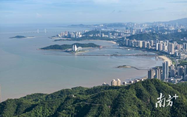 從珠海鳳凰山遠眺珠海主城區。