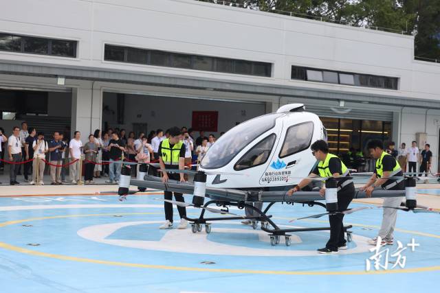 嘉賓體驗載人無人機。