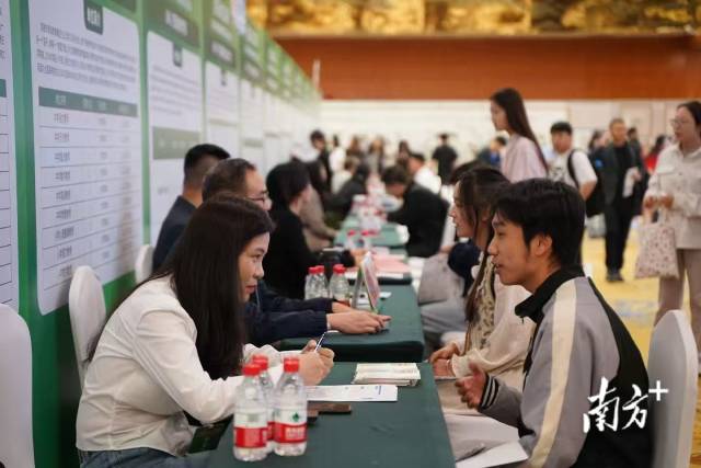 招聘活動(dòng)現(xiàn)場(chǎng)