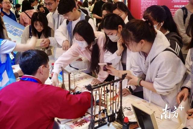 招聘活動(dòng)現(xiàn)場(chǎng)