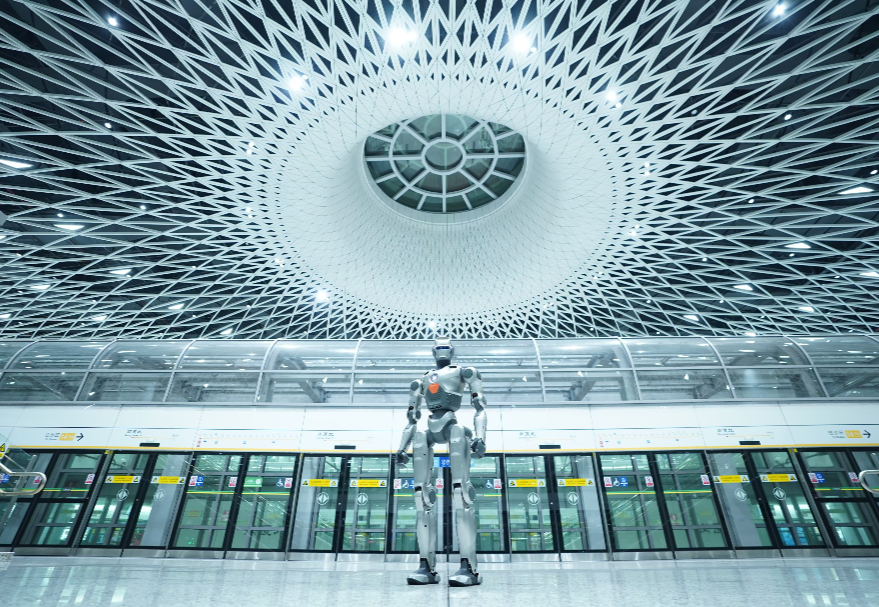 圖為眾擎機器人。深圳目前擁有5.11萬家機器人相關企業，數量穩居全國首位。廣州著力打造全場景“機器人之城”，2024年服務機器人產量同比增長22%。東莞市裝備制造業產值達5000億元，機器人生產制造企業近4700家。聚焦到產品，大灣區產的機器人也火到國外，眾擎機器人的一款身高一米三左右的雙足機器人，被網友稱為“走路最像人”的機器人，未來會在商業、交通、康養等各方面落地應用。