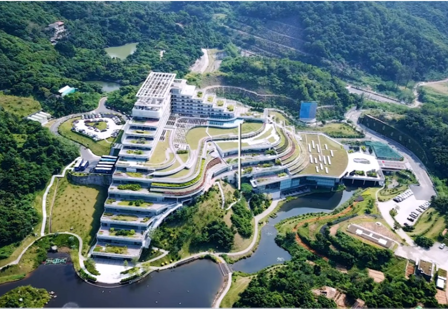 圖為深圳國家基因庫。大灣區建好用好合成生物、國家基因庫等設施，打造國家生物制造產業創新中心，有利于大灣區融入國家發展大局。深圳國家基因庫是服務于國家戰略的重大科技基礎設施之一，主要存儲生物資源和基因數據、讀取遺傳信息。現存有植物標本資源842種、微生物資源7969種、動物資源58種，能夠有效保護、開發、利用遺傳資源，支撐生命科學研究和生物產業創新發展。