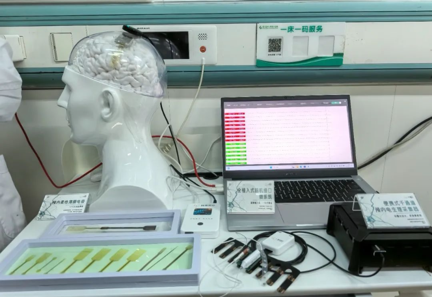 圖為廣東首家腦機接口臨床研究病房的相關設備。2025年6月，運動障礙腦機接口臨床研究病房在南方醫科大學珠江醫院正式揭牌成立，這是華南地區首個腦機接口臨床研究病房。據介紹，腦機接口通過頭皮電極接收并解碼腦電信號，利用視頻及指導語引導，把“運動想象”變成操作指令，指令驅動患者完成行走動作，從而促進患者下肢功能的恢復。