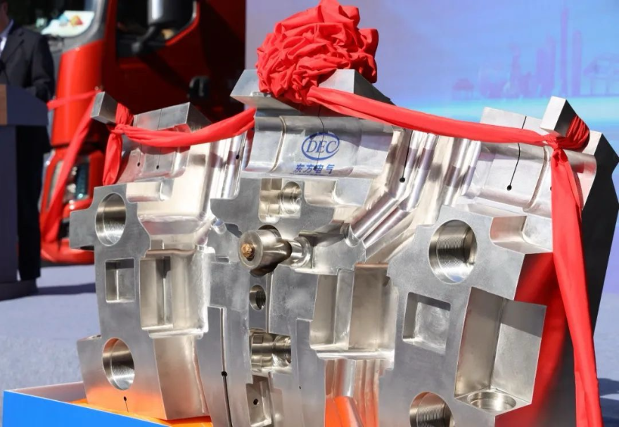 圖為國際熱核聚變實驗堆（ITER）計劃的包層屏蔽模塊。國際熱核聚變實驗堆（ITER）計劃，又稱“人造太陽”計劃，中國承擔了關鍵部件的研制任務。2024年11月，該計劃的首批重要的模塊由廣州南沙發往法國。可控核聚變具有無限、經濟、清潔等諸多優點，是解決能源及環境問題的重要途徑之一。