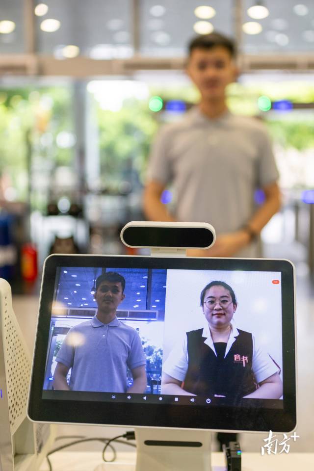 在政務服務中心配備的手語翻譯設備。