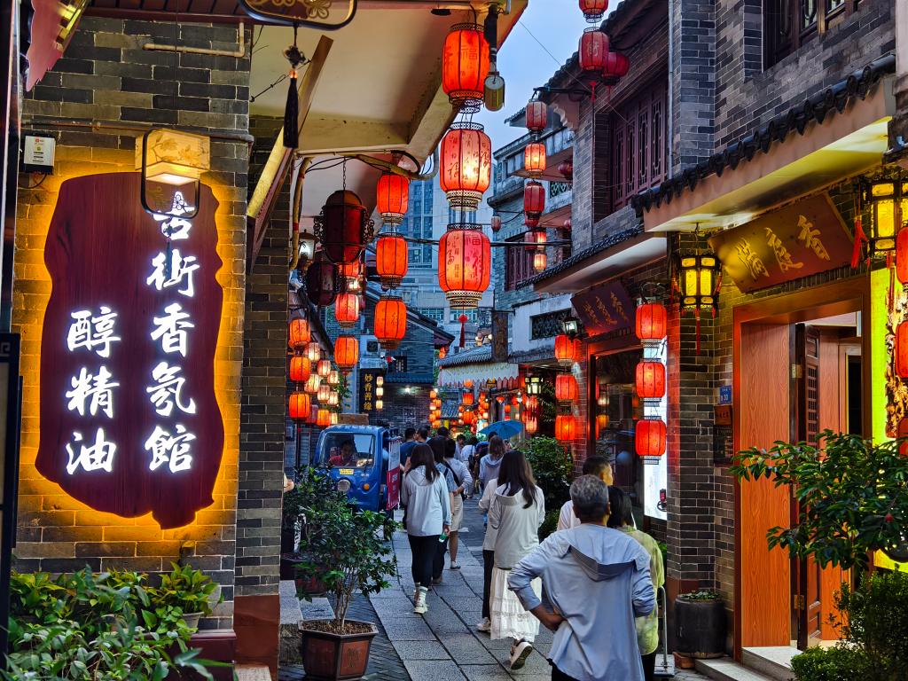 位于廣東東莞寮步鎮的牙香街，濃厚的嶺南風格吸引不少外地游客前來參觀游覽。新華社發（易建攝）