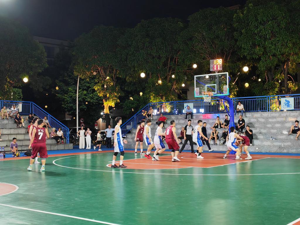 8月1日晚，中山市沙溪鎮龍瑞村為迎接十五運會倒計時100天舉辦的籃球賽事。新華社記者 鄧瑞璇 攝