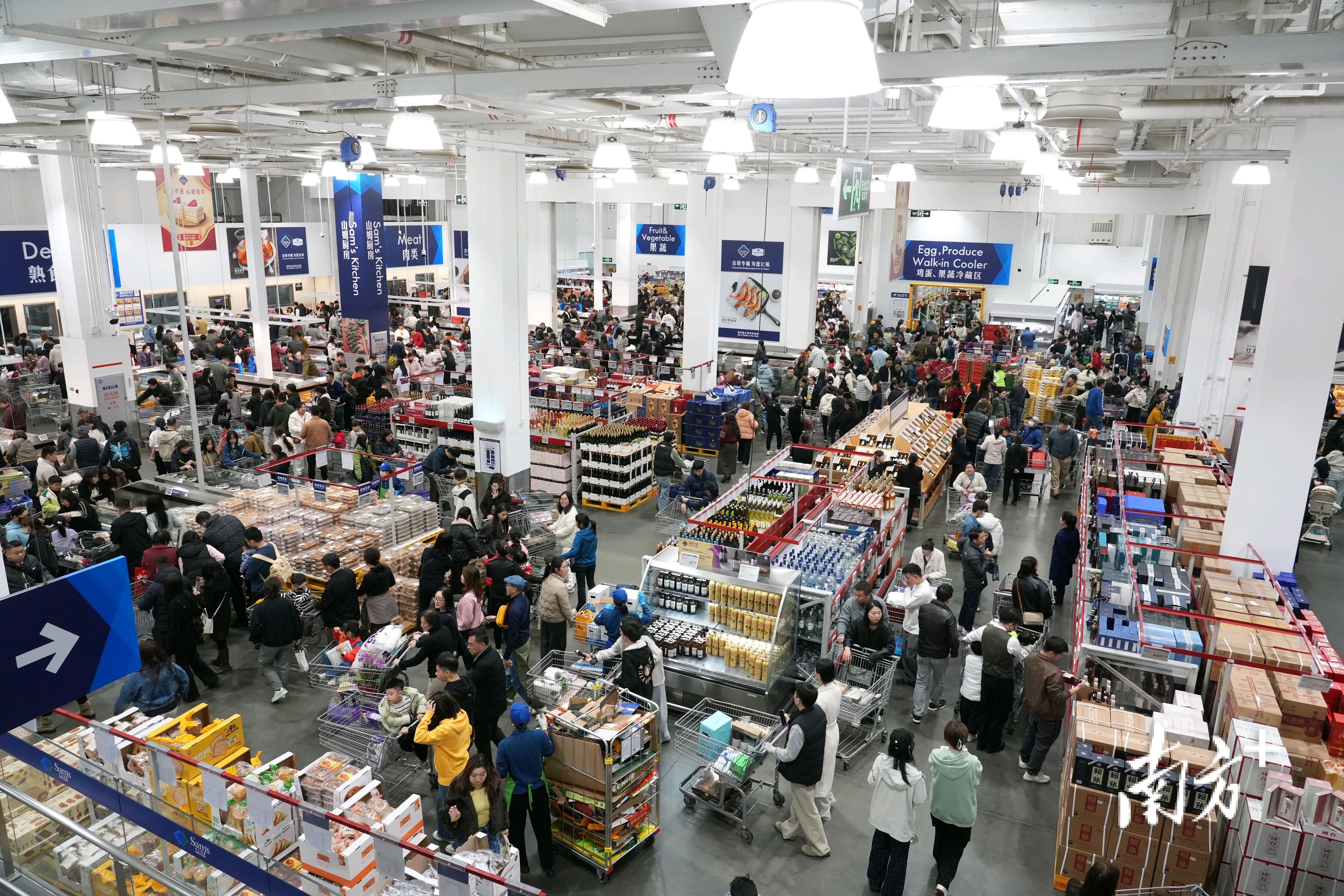 山姆會(huì)員商店不僅有珠海本地及周邊城市如中山、江門的消費(fèi)者，還有來自澳門、香港的顧客。