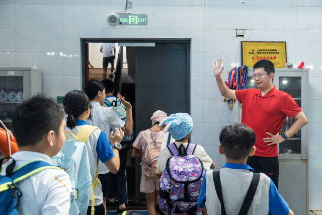 橫琴青少年游泳隊(duì)總教練朱明哲。