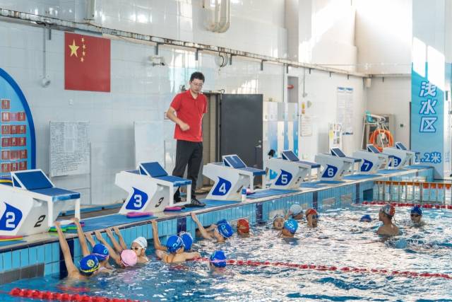 橫琴青少年游泳隊(duì)總教練朱明哲。