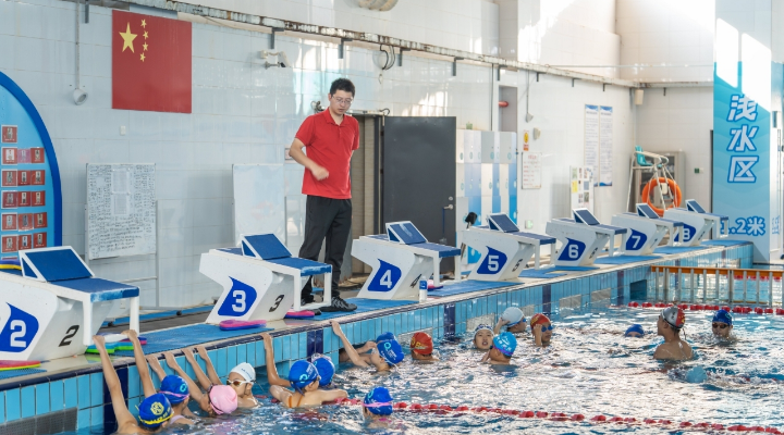 一年斬獲百枚獎牌！95后教練帶領琴澳“泳”者闖出去