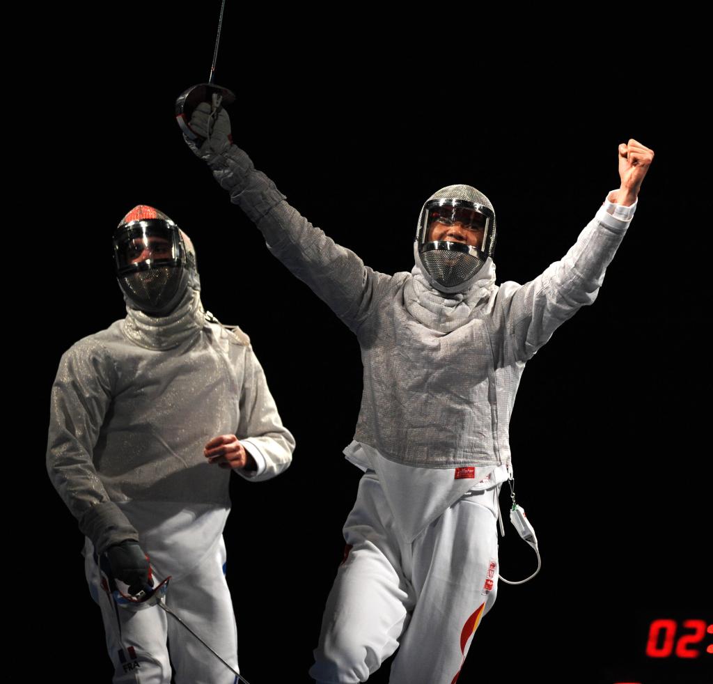 2008年8月12日，中國選手仲滿（右）在北京奧運會男子佩劍個人決賽中戰勝法國選手尼古拉·洛佩，獲得冠軍。新華社發（資料照片）