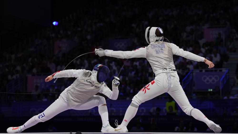 2024年7月29日，中國香港選手張家朗（右）在巴黎奧運會擊劍項目男子個人花劍決賽中戰勝意大利選手菲利波·馬基，奪得冠軍。新華社記者 費茂華 攝