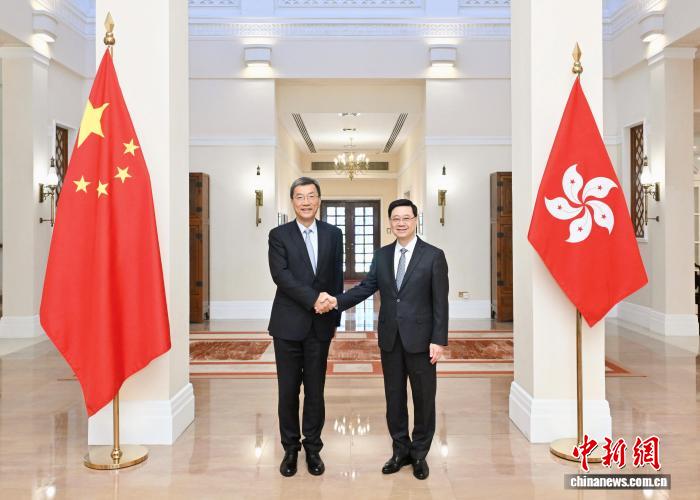 8月13日，香港特區行政長官李家超(右)在香港禮賓府與教育部部長懷進鵬(左)會面。　(香港特區政府新聞處供圖)