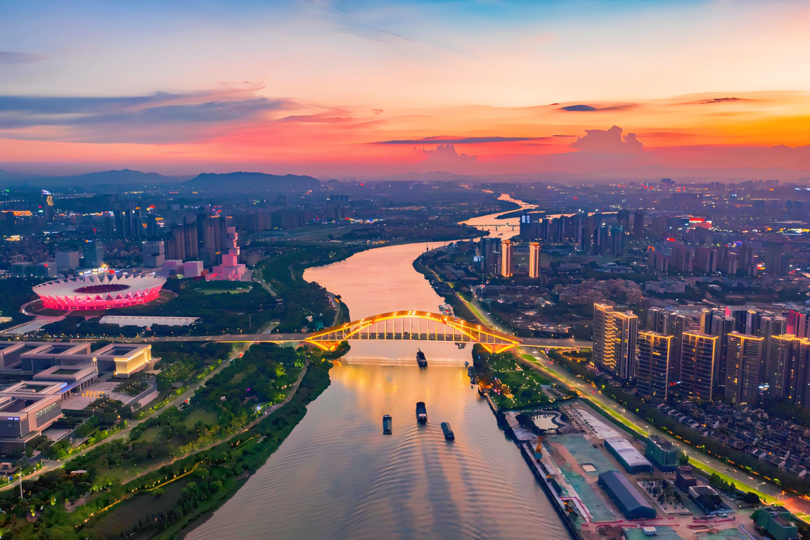 霞光映照下的東平河“一河兩岸”。圖源：禪城區(qū)發(fā)展和改革局