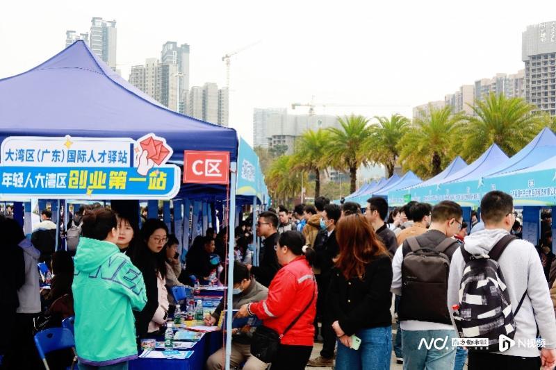今年年初，南沙區舉辦“粵聚英才·粵見未來”——廣州南沙2025年春季圖南筑夢招聘會現場，不同企業展位前都迎來了大量求職者。