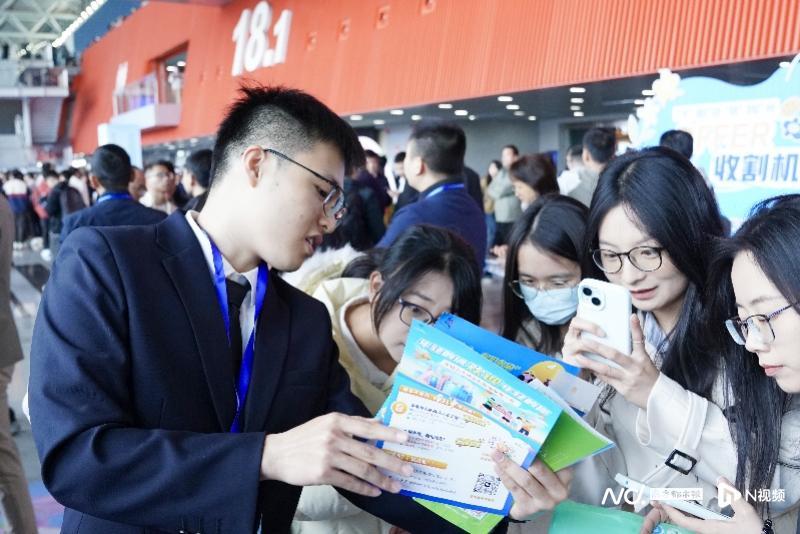 南沙人才服務官為求職學生提供政策咨詢服務。