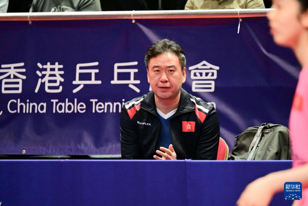 7月31日，孟憲儉在香港舉行的一場青少年乒乓球比賽中為球員加油。新華社記者 朱煒 攝